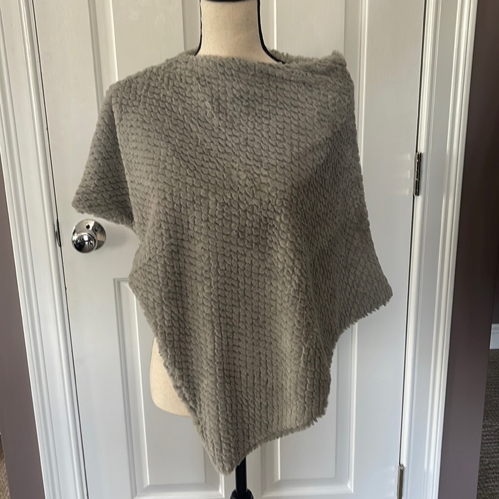 2Chic Gray Faux Fur Poncho